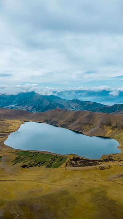 Laguna Qoriqocha o Qoricocha, el espejo en los Andes que refleja el cielo azul durante nuestra caminata a Huchuy Qosqo