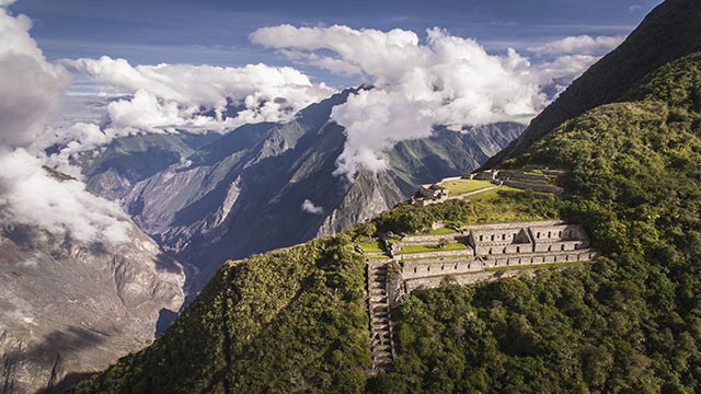 Vista de la maravilla inca Choquequirao sobre las montañas del Valle de Apurímac, el cañón más grande de América del Sur