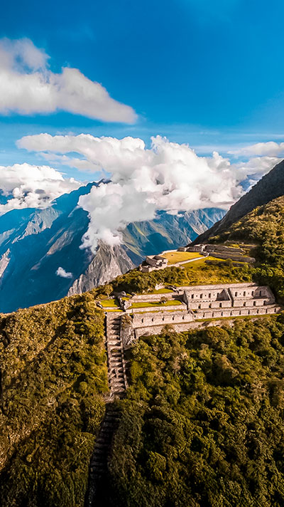 Vista de la maravilla inca Choquequirao sobre las montañas del Valle de Apurímac, el cañón más grande de América del Sur