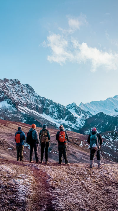 La nieve cubre las coloridas laderas de la Montaña Ausangate en Perú, creando un contraste impresionante con los vibrantes tonos naturales del paisaje andino.