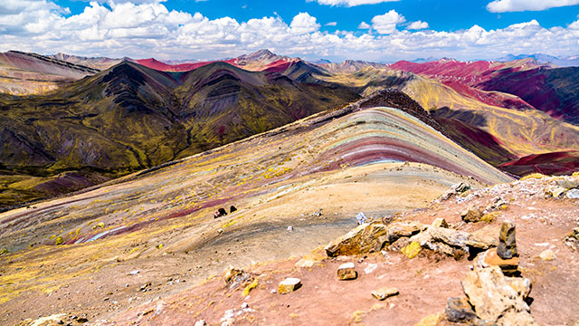 Excursión de un día a la impresionante Montaña de Colores Palccoyo en Perú, disfrutando de paisajes vibrantes, aire puro de los Andes y una experiencia única en la naturaleza andina.