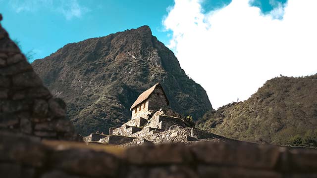 La Casa del Guardián, parte del increíble complejo arqueológico de la ciudadela de Machu Picchu, destacando la arquitectura inca y los majestuosos paisajes andinos que la rodean.