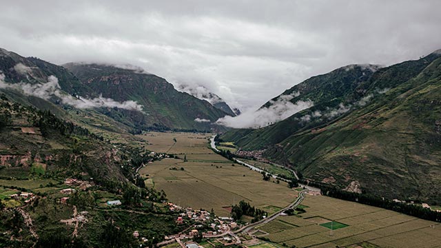 Vista panorámica de las terrazas agrícolas de Pisaq en el Valle Sagrado de los Incas, mostrando su impresionante diseño andino y legado arqueológico.