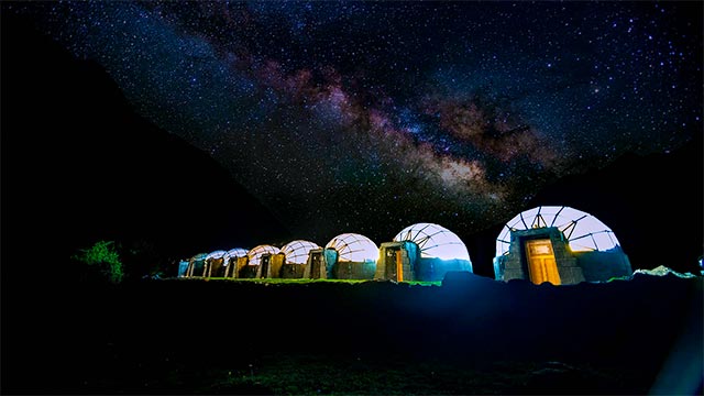 Contemplando el cielo estrellado y las montañas Salkantay y Humantay desde el campamento privado Sky Camp en Soraypampa, rodeado de los majestuosos Andes peruanos y la tranquilidad del altiplano.