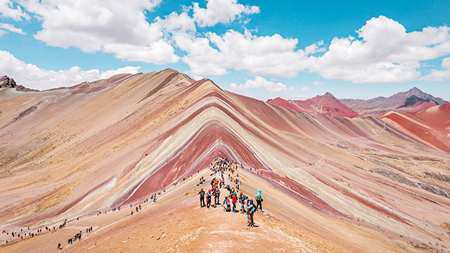 Tour de 1 día a la Montaña de Colores en Perú, también conocida como Vinicunca, disfrutando de sus impresionantes tonalidades naturales y los majestuosos paisajes de los Andes peruanos.