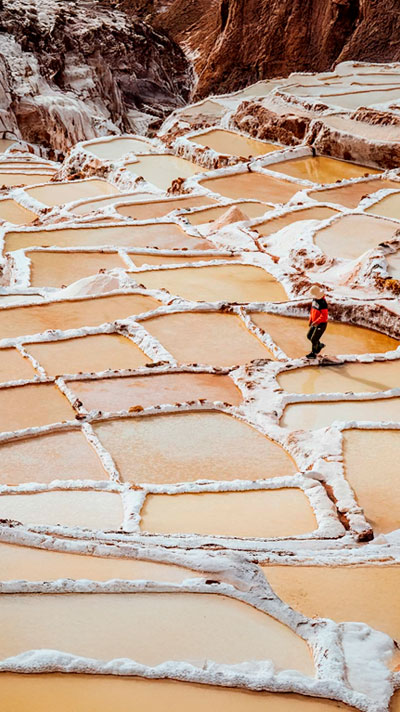 Las Salineras de Maras, con más de 3,000 pozas utilizadas desde la época prehispánica para la extracción de sal, rodeadas de impresionantes paisajes andinos en Perú.