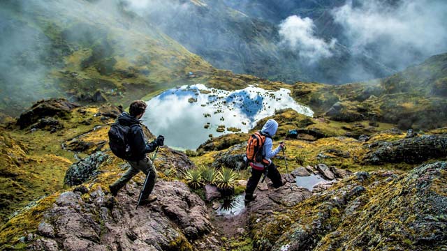 Amantes del senderismo cerca de los lagos alrededor de Quiswarani en la ruta de lares a Machu Picchu