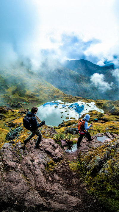 Amantes del senderismo cerca de los lagos alrededor de Quiswarani en la ruta de lares a Machu Picchu