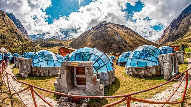Caminata corta de 4 días a Salkantay con alojamiento en el exclusivo Sky Camp en Soraypampa, disfrutando de paisajes impresionantes y la majestuosidad de los Andes peruanos.