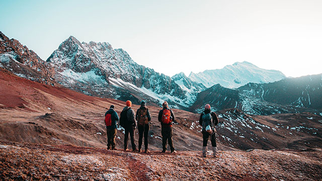 La nieve cubre las coloridas laderas de la Montaña Ausangate en Perú, creando un contraste impresionante con los vibrantes tonos naturales del paisaje andino.
