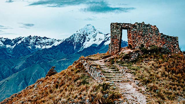Impresionante vista del Glaciar Verónica al fondo de la Puerta del Sol (Inti Punku) en el Camino a la cantera Inca (Camino Cachicata), rodeada de majestuosos paisajes andinos.