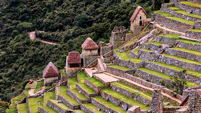Terrazas incas y construcciones de Machu Picchu durante el tour de 2 días por el Valle Sagrado y Machu Picchu, explorando la arquitectura ancestral y los majestuosos paisajes andinos del Perú.