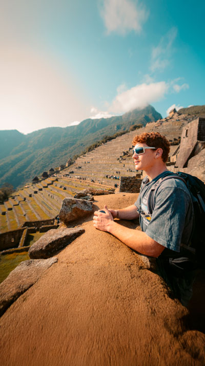 Terrazas incas y construcciones de Machu Picchu durante el tour de 2 días por el Valle Sagrado y Machu Picchu, explorando la arquitectura ancestral y los majestuosos paisajes andinos del Perú.