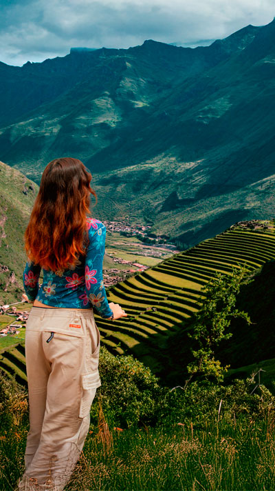 Vista panorámica de las terrazas agrícolas de Pisaq en el Valle Sagrado de los Incas, mostrando su impresionante diseño andino y legado arqueológico.