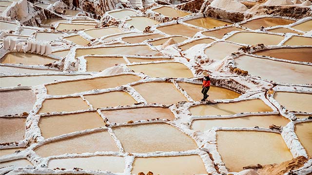 Las Salineras de Maras, con más de 3,000 pozas utilizadas desde la época prehispánica para la extracción de sal, rodeadas de impresionantes paisajes andinos en Perú.