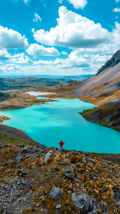 Vista panorámica del impresionante paisaje de las 7 Lagunas, un maravilloso tour que muestra la belleza natural de los Andes y sus vibrantes colores.