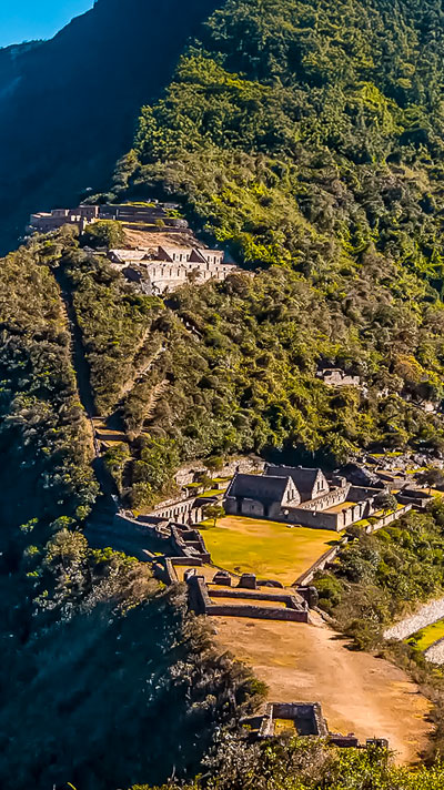 Vista panorámica de la gran ciudadela inca de Choquequirao, conocida como la hermana de Machu Picchu, rodeada de majestuosos paisajes andinos y destacando su impresionante arquitectura ancestral.
