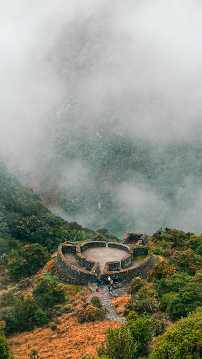 Increíble vista del sitio arqueológico de Runkurakay, ubicado en la ruta hacia el Santuario Inca de Machu Picchu, rodeado de impresionantes paisajes andinos.