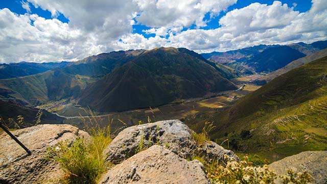Increíble vista del Valle Sagrado de los Incas en la caminata Huchuy Qosqo por las montañas de Cusco y Patabamba