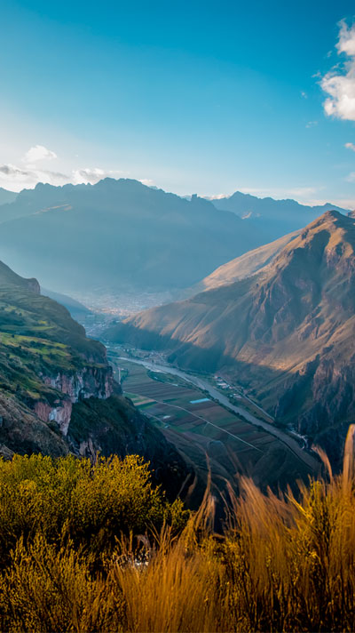 Increíble vista del Valle Sagrado de los Incas en la caminata Huchuy Qosqo por las montañas de Cusco y Patabamba