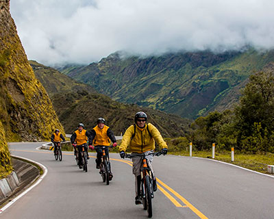 Comenzaremos el descenso de 3 horas en nuestras bicicletas durante 55 km / 34,18 millas.