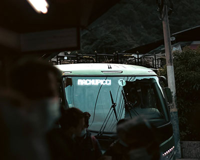 Abordar uno de los primeros buses Consettur que salen hacia Machu Picchu (2,430 m / 7,972 ft).