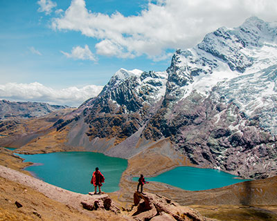 Abra Puka (4.870 m / 15.978 pies). Desde allí, disfrutarás de un panorama verdaderamente impresionante donde verás las aguas cristalinas de la laguna Pukaqocha y el gigantesco nevado Ausangate