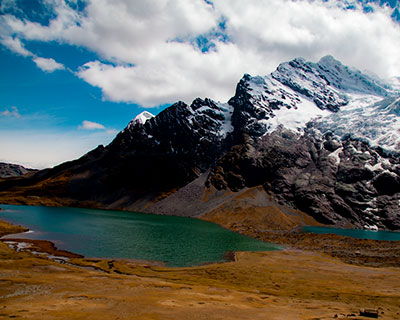 La belleza de la laguna cristalina de Pucacocha (laguna roja)