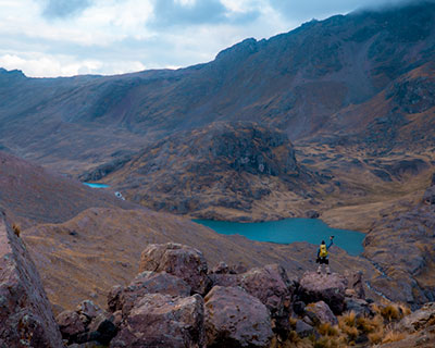 La belleza de la laguna multicolor de Yanacocha (laguna negra)