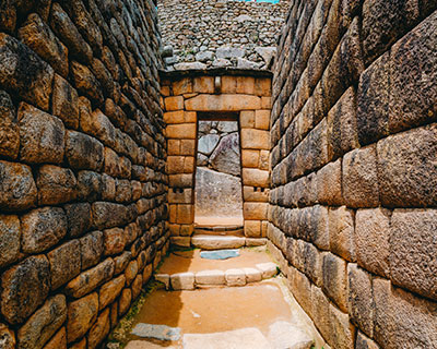 Pasearás por las calles mágicas y misteriosas del Santuario Histórico de Machu Picchu.