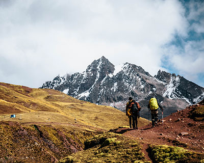 Caminar a través de hermosos paisajes y obtener su primer vistazo de la montaña de colores.