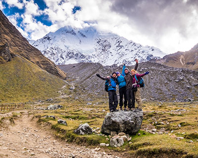 Caminata de ascenso a Salkantaypampa y luego a través de un sendero desafiante conocido como “El Camino de las 7 Serpientes”