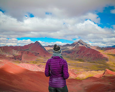 Caminata hacia el espectacular Valle Rojo. Muy pocos turistas visitan este lugar que parece sacado de otro planeta, casi como Marte.