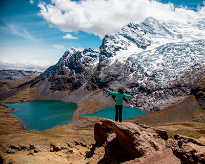 Nuestra caminata el Paso Puca (4,870 m / 15,978 ft). En el camino, podrás ver una increíble montaña erosionada.