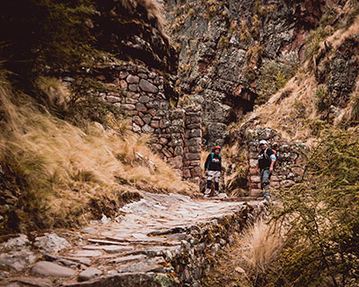 Caminata hasta el cañón Puma Punku (“la puerta del puma”). En este punto, caminaremos por el Camino Inca original.