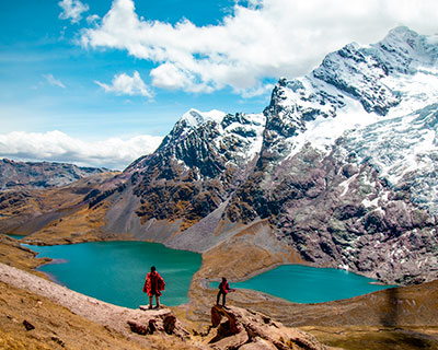 Caminaremos hasta el abra Puca (4.870 m / 15.978 pies). Sentirás la impresionante presencia del Apu Ausangate y tomarás fotos de sus hermosas lagunas color turquesa.