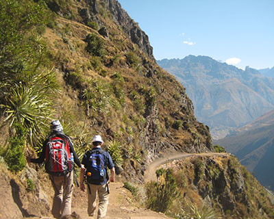 Grupo de viajeros caminando a Huchuy Qosqo por encima de las montañas del Valle Sagrado