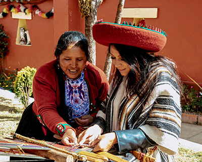 Chinchero, disfrutarás de una demostración de textiles que las mujeres locales hacen a mano.