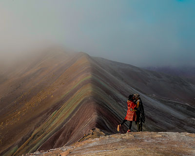 El colorido valle de la montaña arcoíris iluminado por la luz dorada del amanecer.