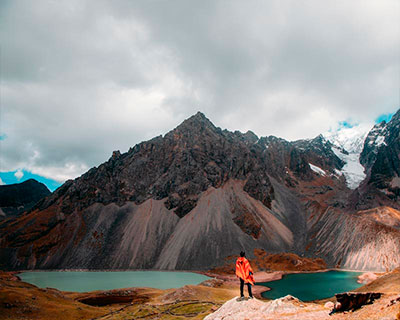 Comercocha y Alqacocha - dos lagos con aguas turquesas y verdes brillantes que se encuentran al pie del místico glaciar Callangate.
