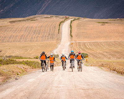 Cruzpata, comienza a andar en bicicleta de montaña a través de los impresionantes Andes. Pasarás campos de papa, quinua y trigo mientras observas tu entorno. 