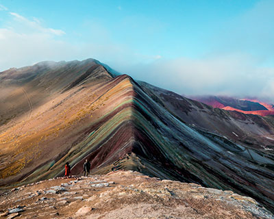 ¡Prepárate porque pronto descubrirás Montaña de Colores y el espectacular Valle Rojo!