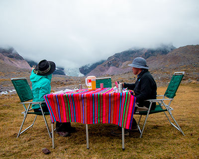 Disfrute de un espectacular almuerzo preparado por nuestro talentoso chef, justo frente a la montaña Ausangate.