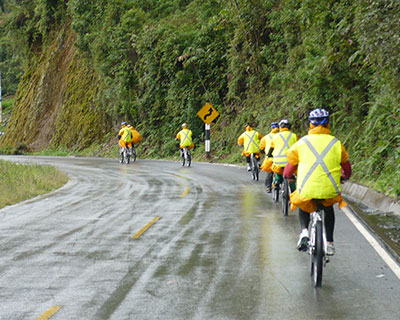 La emocionante sensación de andar en bicicleta desde las cimas de las montañas hasta la cálida y hermosa selva.