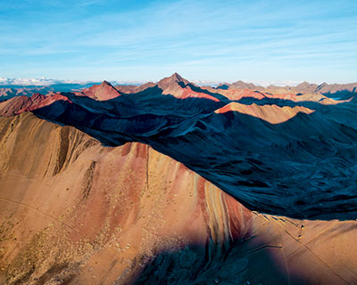 Explorar la Montaña del Arcoíris y el Valle Rojo, de belleza natural, y pasar tiempo allí antes de que lleguen grandes multitudes.