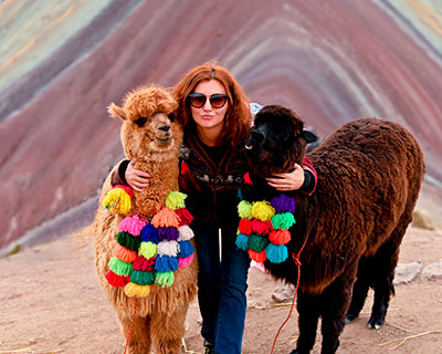 Explore la famosa Vinicunca o Montana arcoíris. el paso ubicado a 5.100 m / 16.732 pies