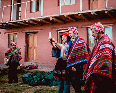 Pasar tiempo con familias andinas locales y comprender sus tradiciones.
