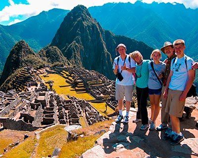 Familia tomándose una fotografía en la Ciudad Perdida de los Incas Machu Picchu
