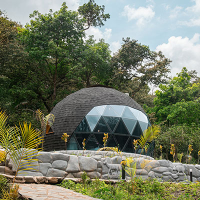 Vista panorámica del glamping exclusivo Sacred Jungle Lodge ubicado en medio de frondosas plantaciones de café en Lucmabamba, Santa Teresa.