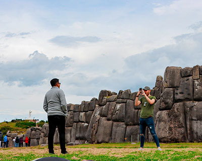Sacsayhuaman, la parte más conocida de Sacsayhuaman, su gran plaza y las tres paredes de terrazas masivas adyacentes.
